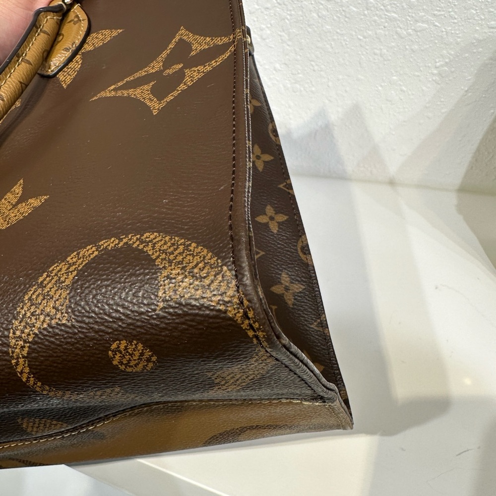 Louis Vuitton Monogram Canvas OnTheGo MM Shoulder Bag Totes - Picture 5 of 11